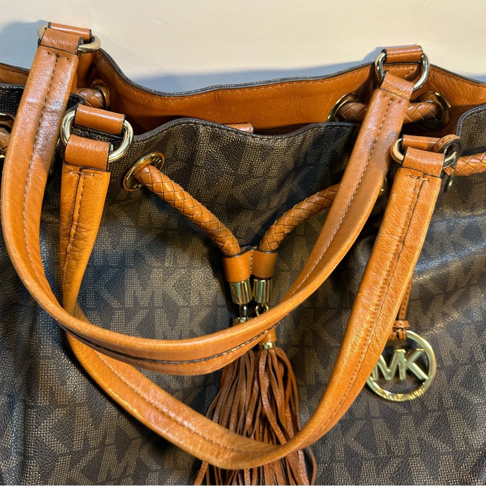 Michael Kors Brown Jet Set Gathered Tote Bag Purse with Tassel Detail Pre-owned - Picture 6 of 13